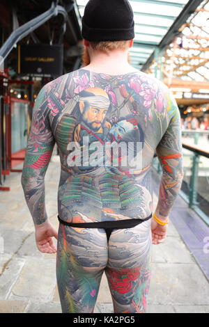 Londra, Regno Unito. 24 Settembre, 2017. Un uomo con uno stile Giapponese body tattoo a xiii London International Tattoo Convention, che ha avuto luogo nel corso del fine settimana nel tabacco Dock, a est di Londra. La mostra presenta oltre 400 delle più raffinate del mondo, più prestigioso e elite degli artisti del tatuaggio come pure la presentazione di perforazione e di altri aspetti della cultura alternativa. Circa 20.000 persone hanno partecipato nel corso del fine settimana. Credito: Michael Preston/Alamy Live News Foto Stock