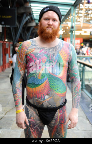 Londra, Regno Unito. 24 Settembre, 2017. Un uomo con uno stile Giapponese body tattoo a xiii London International Tattoo Convention, che ha avuto luogo nel corso del fine settimana nel tabacco Dock, a est di Londra. La mostra presenta oltre 400 delle più raffinate del mondo, più prestigioso e elite degli artisti del tatuaggio come pure la presentazione di perforazione e di altri aspetti della cultura alternativa. Circa 20.000 persone hanno partecipato nel corso del fine settimana. In tutto il mondo del tatuaggio un body tattoo è un segno dell impegno assoluto, specialmente come alcuni prendono 30 ore in più per il completamento nel corso di diversi mesi. Credito: Michael Preston/Alamy Live News Foto Stock