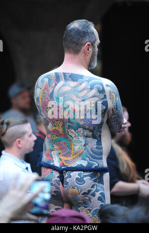 Londra, Regno Unito. 24 Settembre, 2017. Un uomo con uno stile Giapponese tutto il dorso tattoo durante il miglior pezzo posteriore della concorrenza a xiii London International Tattoo Convention, che ha avuto luogo nel corso del fine settimana nel tabacco Dock, a est di Londra. La mostra presenta oltre 400 delle più raffinate del mondo, più prestigioso e elite degli artisti del tatuaggio come pure la presentazione di perforazione e di altri aspetti della cultura alternativa. Circa 20.000 persone hanno partecipato nel corso del fine settimana. Credito: Michael Preston/Alamy Live News Foto Stock