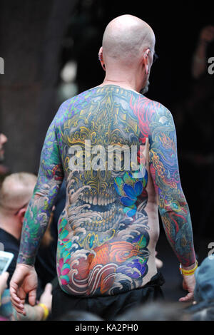 Londra, Regno Unito. 24 Settembre, 2017. Un uomo con uno stile Giapponese body tattoo durante il miglior pezzo posteriore della concorrenza a xiii London International Tattoo Convention, che ha avuto luogo nel corso del fine settimana nel tabacco Dock, a est di Londra. La mostra presenta oltre 400 delle più raffinate del mondo, più prestigioso e elite degli artisti del tatuaggio come pure la presentazione di perforazione e di altri aspetti della cultura alternativa. Circa 20.000 persone hanno partecipato nel corso del fine settimana. Credito: Michael Preston/Alamy Live News Foto Stock