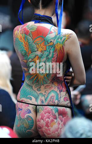 Londra, Regno Unito. 24 Settembre, 2017. Una donna con uno stile Giapponese tutto il dorso tattoo durante il miglior pezzo posteriore della concorrenza a xiii London International Tattoo Convention, che ha avuto luogo nel corso del fine settimana nel tabacco Dock, a est di Londra. La mostra presenta oltre 400 delle più raffinate del mondo, più prestigioso e elite degli artisti del tatuaggio come pure la presentazione di perforazione e di altri aspetti della cultura alternativa. Circa 20.000 persone hanno partecipato nel corso del fine settimana. Credito: Michael Preston/Alamy Live News Foto Stock