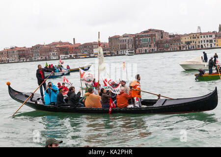 Venezia, Veneto, Italia. 24 settembre 2017. I partecipanti in assenza di Grandi Navi o no grandi navi, protesta contro il passaggio di turista crociera attraverso la laguna e la città e i piani per aprire dregde vecchi canali.. Quattro grandi navi da crociera ha ritardato la loro partenza piuttosto che groviglio con il blocco foltilla di piccole imbarcazioni evitando in tal modo il confronto. Il credito. Maria Clarke/Alamy Live News Foto Stock