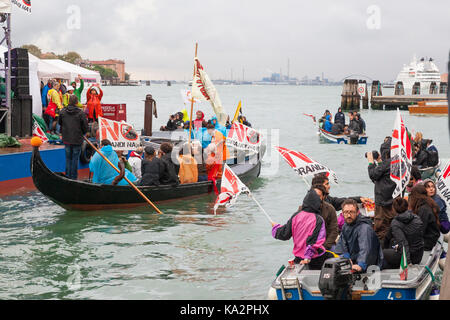 Venezia, Veneto, Italia. 24 settembre 2017. I partecipanti in assenza di Grandi Navi o no grandi navi, protesta contro il passaggio di turista crociera attraverso la laguna e la città e i piani per aprire dregde vecchi canali.. Quattro grandi navi da crociera ha ritardato la loro partenza piuttosto che groviglio con il blocco foltilla di piccole imbarcazioni evitando in tal modo il confronto. Il credito. Maria Clarke/Alamy Live News Foto Stock