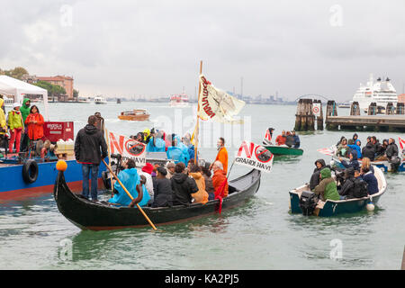 Venezia, Veneto, Italia. 24 settembre 2017. I partecipanti in assenza di Grandi Navi o no grandi navi, protesta contro il passaggio di turista crociera attraverso la laguna e la città e i piani per aprire dregde vecchi canali.. Quattro grandi navi da crociera ha ritardato la loro partenza piuttosto che groviglio con il blocco foltilla di piccole imbarcazioni evitando in tal modo il confronto. Il credito. Maria Clarke/Alamy Live News Foto Stock