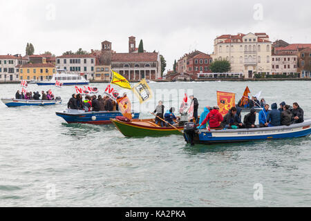 Venezia, Veneto, Italia. 24 settembre 2017. I partecipanti in assenza di Grandi Navi o no grandi navi, protesta contro il passaggio di turista crociera attraverso la laguna e la città e i piani per aprire dregde vecchi canali.. Quattro grandi navi da crociera ha ritardato la loro partenza piuttosto che groviglio con il blocco foltilla di piccole imbarcazioni evitando in tal modo il confronto. Il credito. Maria Clarke/Alamy Live News Foto Stock