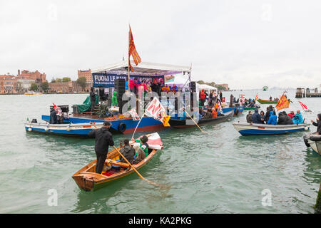 Venezia, Veneto, Italia. 24 settembre 2017. I partecipanti in assenza di Grandi Navi o no grandi navi, protesta contro il passaggio di turista crociera attraverso la laguna e la città e i piani per aprire dregde vecchi canali.. Quattro grandi navi da crociera ha ritardato la loro partenza piuttosto che groviglio con il blocco foltilla di piccole imbarcazioni evitando in tal modo il confronto. Il credito. Maria Clarke/Alamy Live News Foto Stock