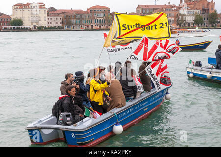 Venezia, Veneto, Italia. 24 settembre 2017. I partecipanti in assenza di Grandi Navi o no grandi navi, protesta contro il passaggio di turista crociera attraverso la laguna e la città e i piani per aprire dregde vecchi canali.. Quattro grandi navi da crociera ha ritardato la loro partenza piuttosto che groviglio con il blocco foltilla di piccole imbarcazioni evitando in tal modo il confronto. Il credito. Maria Clarke/Alamy Live News Foto Stock