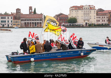 Venezia, Veneto, Italia. 24 settembre 2017. I partecipanti in assenza di Grandi Navi o no grandi navi, protesta contro il passaggio di turista crociera attraverso la laguna e la città e i piani per aprire dregde vecchi canali.. Quattro grandi navi da crociera ha ritardato la loro partenza piuttosto che groviglio con il blocco foltilla di piccole imbarcazioni evitando in tal modo il confronto. Il credito. Maria Clarke/Alamy Live News Foto Stock