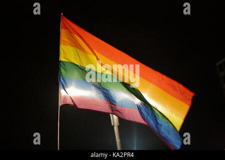 Berlino, Germania. Il 24 settembre 2017. Una bandiera arcobaleno vola alla protesta. centinaia di manifestanti radunati fuori un club nei pressi della centrale piazza Alexanderplatz di Berlino che era il luogo di elezione notte parte dell'ala destra afd (alternativa per la Germania) partito. Essi hanno protestato contro la vittoria elettorale del partito che ha guadagnato quasi il 13% dei voti. Il luogo era protetta da un grande numero di sommossa poliziotti. Credito: Michael debets/alamy live news Foto Stock