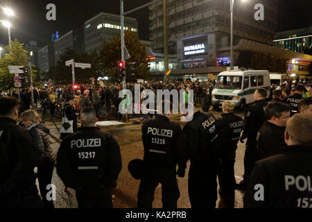 Berlino, Germania. 24 settembre 2017: una pesante presenza della polizia orologi i manifestanti dal retro. centinaia di manifestanti radunati fuori un club nei pressi della centrale piazza Alexanderplatz di Berlino che era il luogo di elezione notte parte dell'ala destra afd (alternativa per la Germania) partito. Essi hanno protestato contro la vittoria elettorale del partito che ha guadagnato quasi il 13% dei voti. Il luogo era protetta da un grande numero di sommossa poliziotti. Credito: Michael debets/alamy live news Foto Stock