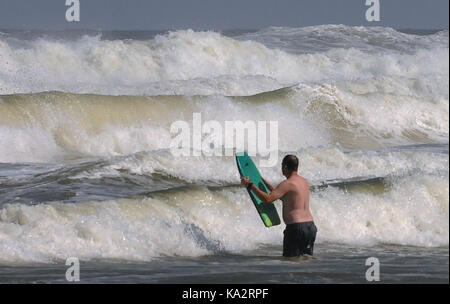 Ponce Inlet, Stati Uniti. 24Sep, 2017. Un uomo tenta di inserire una parete di onde con un boogie board su Settembre 24, 2017 in Ponce Inlet, Florida come uragano maria aratri fino alla costa atlantica portando alte onde e correnti di rip dopo aver effettuato un colpo diretto a puerto rico, lasciando tutta l isola senza elettricità. Credito: Paul Hennessy/alamy live news Foto Stock