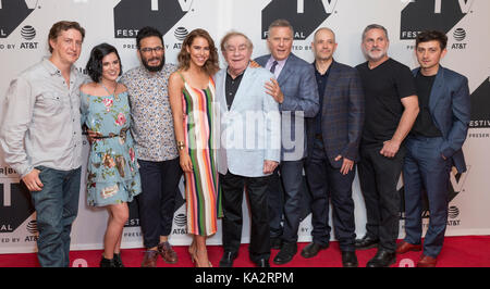 New york, Stati Uniti. 24Sep, 2017. new york, ny, Stati Uniti d'America - 24 settembre 2017: equipaggio assiste red oaks stagione 3 premiere durante il Tribeca tv festival a cinepolis chelsea credito: lev radin/alamy live news Foto Stock