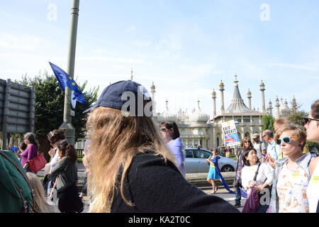 Brighton, Regno Unito. 24 settembre, 2017. Marzo a Brighton, Sussex, Regno Unito da parte di membri e simpatizzanti di Brighton e Hove per UE - una non parte il gruppo politico che riunisce persone con una gamma di opinioni che sono uniti nel loro desiderio per il Regno Unito a continuare a far parte dell'Unione europea. Credito: aztec immagini/alamy live news Foto Stock