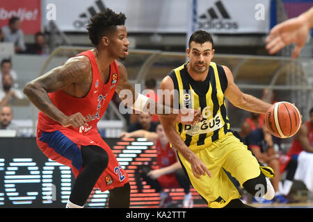 Zadar, Croazia. 24Sep, 2017. konstantinos sloukas (r) di fenebahce dogus vies con sarà clyburn del CSKA Mosca durante la loro partita finale di Zadar torneo di basket in Zadar, Croazia, sept. 24, 2017. fenerbahce dogus ha vinto da 76-72. Credito: dino stanin/xinhua/alamy live news Foto Stock