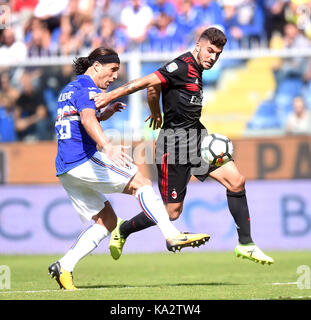 Genova, Italia. 24Sep, 2017. sampdoria's matias silvestre (l) vies con ac milan patrick cutrone durante una serie di una partita di calcio tra il Milan e la sampdoria a genova, Italia, sept. 24, 2017. la sampdoria ha vinto 2-0. Credito: alberto lingria/xinhua/alamy live news Foto Stock