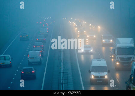 Flintshire, Galles del Nord, Regno Unito Meteo. Dopo un incantesimo di pioggia torrenziale durante la sera la mattina inizia con una pesante la rugiada e la fitta nebbia in Flintshire Galles del Nord come questi pendolari scoperto che viaggiano lungo la A55 vicino Halkyn Foto Stock