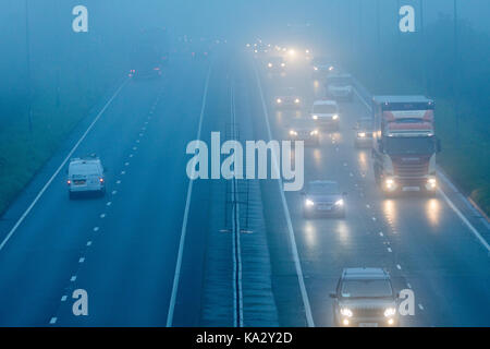 Flintshire, Galles del Nord, Regno Unito Meteo. Dopo un incantesimo di pioggia torrenziale durante la sera la mattina inizia con una pesante la rugiada e la fitta nebbia in Flintshire Galles del Nord come questi pendolari scoperto che viaggiano lungo la A55 vicino Halkyn Foto Stock