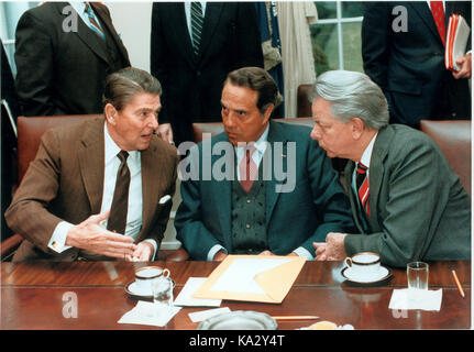 Washington, USA. 07 jan 2010. Il presidente degli Stati Uniti, Ronald Reagan, sinistra, conferisce con gli Stati Uniti Il leader della maggioranza del senato robert dole (repubblicano del kansas), centrale e del senato degli Stati Uniti di leader della minoranza robert byrd (democratico del West Virginia), destra, durante un incontro con un bi-gruppo partigiano di i leader del congresso nel cabinet room della casa bianca a Washington DC su Venerdì, 4 gennaio 1985.credito: bill fitz-patrick - white house via cnp - nessun filo service - credit: bill fitz-patrick/consolidato notizie foto/bill fitz-patrick - white house via cnp/dpa/alamy live news Foto Stock