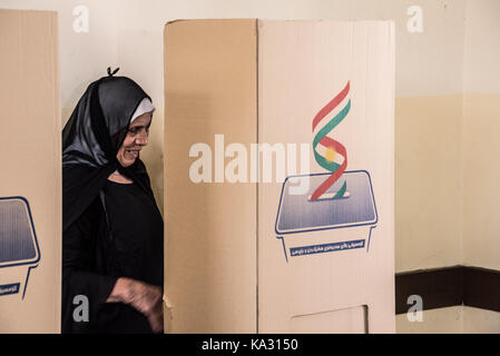 Erbil, Iraq. 24Sep, 2017. Un Erbil residente presso lo stand per sondaggi in curdo referendum di indipendenza. 25 settembre 2017 Credit: Elizabeth Fitt/Alamy Live News Foto Stock