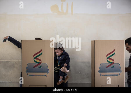 Erbil, Iraq. Xxv Sep, 2017. persone votare durante una controversa indipendenza curda referendum a Erbil, Iraq, 25 settembre 2017. Credito: Oliver weiken/dpa/alamy live news Foto Stock