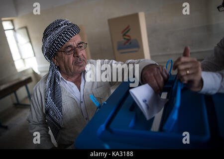 Erbil, Iraq. Xxv Sep, 2017. Un uomo getta il suo voto durante una controversa indipendenza curda referendum a Erbil, Iraq, 25 settembre 2017. Credito: Oliver weiken/dpa/alamy live news Foto Stock