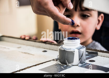 Erbil, Iraq. 24Sep, 2017. Attratti dal processo di voto in curdo referendum di indipendenza. Erbil Kurdistan iracheno, 25 settembre 2017 Credit: Elizabeth Fitt/Alamy Live News Foto Stock