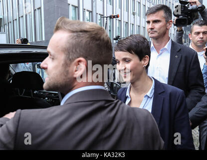 Berlino, Germania. Xxv Sep, 2017. presidentessa di alternativa fuer Deutschland (AFD) partito frauke petry (2 l) lascia il sito di una conferenza stampa dopo le elezioni generali di Berlino, capitale della Germania, sett. 25, 2017. con tutti i voti contati, risultati ufficiali sui primi lunedì ha confermato che la Germania è di estrema destra alternativa fuer Deutschland (AFD) è stata eletta nel Parlamento federale per la prima volta. Credito: shan yuqi/xinhua/alamy live news Foto Stock