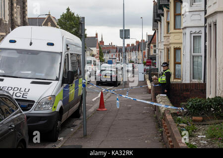 Cardiff, Galles, UK. Xxv Sep, 2017. La presenza della polizia al di fuori di una casa in roath, Cardiff, dove un 20-anno vecchio divenne la settima persona ad essere arrestati in relazione alla Parsons green attacco terroristico a Londra. Credito: mark hawkins/alamy live news Foto Stock