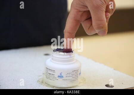 Erbil, Iraq. Xxv Sep, 2017. Un uomo curdo mette il dito in una bottiglia di inchiostro in corrispondenza di una stazione di polling durante il voto referendario a Erbil, iraq, sett. 25, 2017. I curdi iracheni lunedì il loro voto in un referendum che determinerà l'indipendenza della regione curda e il contestato aree che sono attualmente al di sotto de facto il controllo curdo. Credito: khalil dawood/xinhua/alamy live news Foto Stock