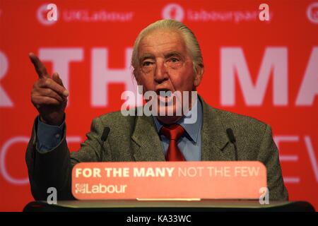 Brighton, Regno Unito. Xxv Sep, 2017. Dennis Skinner dà il suo discorso nel 2017 Labour Party Conference, noto come la bestia di Bolsover Dennis è un popolare Partito Laburista gli stati in occasione della conferenza. Credito: Rupert Rivett/Alamy Live News Foto Stock