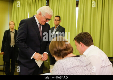 Berlino, Germania. 24 Settembre 2017. Frank-Walter Steinmeier parla con i funzionari delle elezioni. Il presidente tedesco Frank-Walter Steinmeier e sua moglie Elke Büdenbender hanno votato per le elezioni generali tedesche nella Nord-Grundschule a Berlino Zehlendorf. Credit: Michael Debets/Pacific Press/Alamy Live News Foto Stock