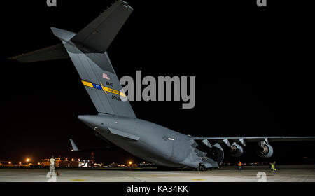 Un U.S. Air Force C-17 Globemaster III dalla base comune, Charleston S.C., siede sul flightline sett. 23, 2017, a Dobbins Air Base di riserva, Ga. Avieri Foto Stock