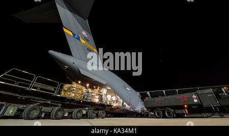 Avieri dal 42o e 58o porta antenna squadroni, entrambi da Westover riserva d'aria di base, Massachusetts, carico di carico su un C-17 Globemaster III Sett. 23, 2017 Foto Stock