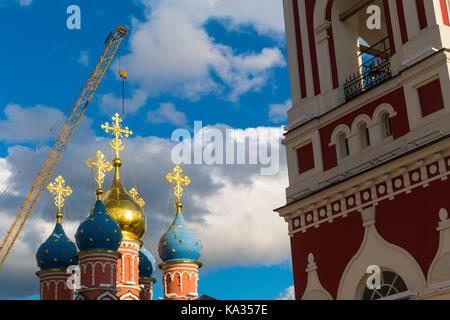 Chiesa Cristiana nel sole e una gru Foto Stock