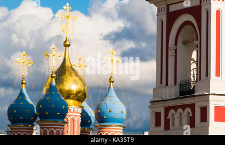 Chiesa Cristiana nel sole e una gru Foto Stock