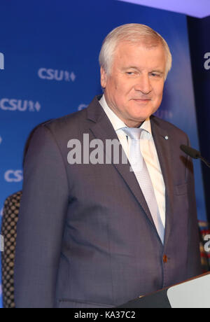 Monaco di Baviera, Germania. 24Sep, 2017. Horst Seehofer. Dopo l elezione del leader del partito bavarese csu (partito fratello della CDU) terrà un partito elettorale. poche centinaia di persone hanno partecipato all'evento. la CSU ha perso circa il 10% dall'ultimo risultato. csu presidente Horst Seehofer ha tenuto un discorso in cui ha ammesso la pesante sconfitta. Credito: Alexander pohl/Pacific press/alamy live news Foto Stock