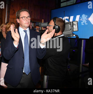 Monaco di Baviera, Germania. 24Sep, 2017. Andreas scheuer applaude. Dopo l elezione del leader del partito bavarese csu (partito fratello della CDU) terrà un partito elettorale. poche centinaia di persone hanno partecipato all'evento. la CSU ha perso circa il 10% dall'ultimo risultato. csu presidente Horst Seehofer ha tenuto un discorso in cui ha ammesso la pesante sconfitta. Credito: Alexander pohl/Pacific press/alamy live news Foto Stock