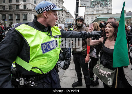 "Carnevale contro il capitalismo" protesta street nel centro di Londra contro il vertice del G8 Riunione. Foto Stock