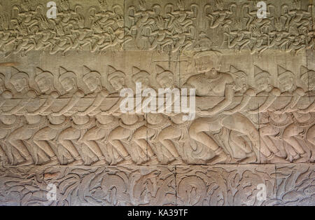 Bassorilievo sul muro, la zampicatura dell'oceano del latte, in Angkor Wat, Siem Reap, Cambogia Foto Stock