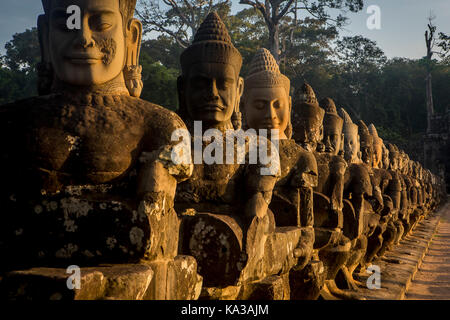 Dettaglio, statue di Asuras sul ponte della porta Sud, in Angkor Thom, Siem Reap, Cambogia Foto Stock