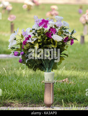 Recinto delle decorazioni floreali per onorare i morti del Memorial Day in un cimitero di Wichita, Kansas, Stati Uniti d'America. Primo piano di una disposizione. Foto Stock