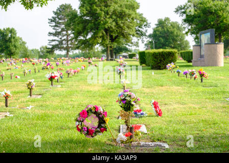 Recinto delle decorazioni floreali per onorare i morti del Memorial Day in un cimitero di Wichita, Kansas, Stati Uniti d'America. Foto Stock