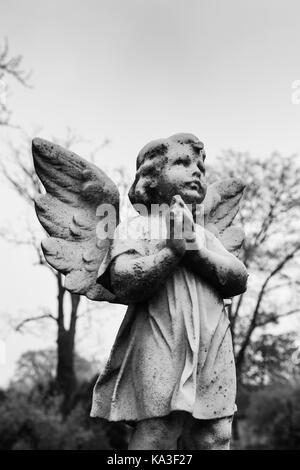 Princeton, new jersey - aprile 26, 2017: un angelo statua segna un luogo di sepoltura in questo cimitero storico, di proprietà di Nassau chiesa presbiteriana. Foto Stock