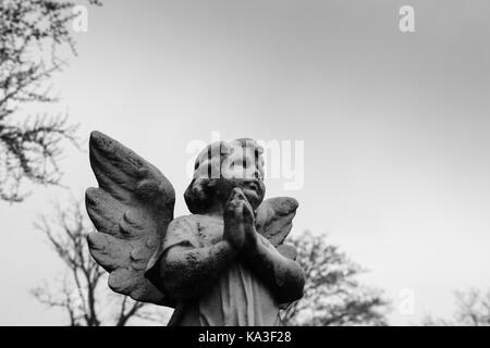 Princeton, new jersey - aprile 26, 2017: un angelo statua segna un luogo di sepoltura in questo cimitero storico, di proprietà di Nassau chiesa presbiteriana. Foto Stock