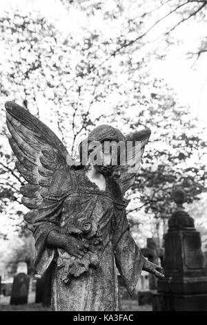 Princeton, new jersey - aprile 26, 2017: un angelo statua segna un luogo di sepoltura in questo cimitero storico, di proprietà di Nassau chiesa presbiteriana. Foto Stock