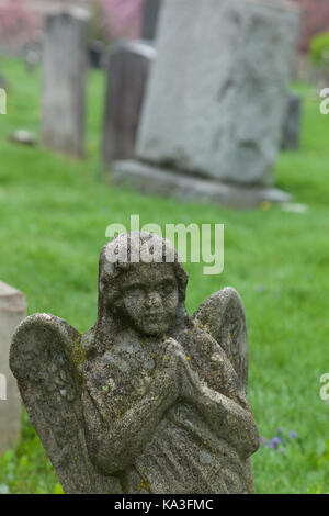 Princeton, new jersey - aprile 26, 2017: un angelo statua segna un luogo di sepoltura in questo cimitero storico, di proprietà di Nassau chiesa presbiteriana. Foto Stock