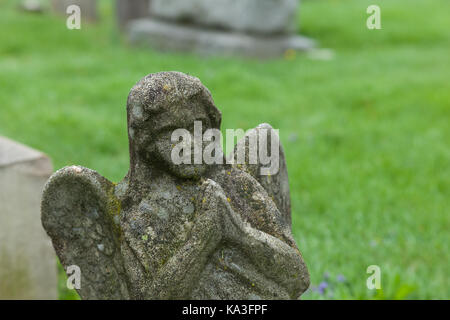 Princeton, new jersey - aprile 26, 2017: un angelo statua segna un luogo di sepoltura in questo cimitero storico, di proprietà di Nassau chiesa presbiteriana. Foto Stock