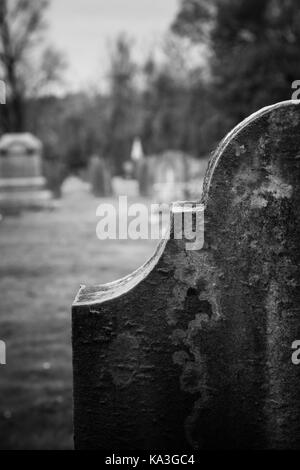 Vecchio contrassegno di lapidi tombe in un cimitero di Kingston, new jersey Foto Stock