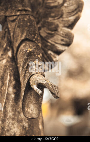 Dettagli della mano di un angelo bellissimo monumento che segna una tomba al cimitero di Princeton, di proprietà di Nassau chiesa presbiteriana. Questa foto è stata ta Foto Stock