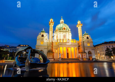 Vista notturna della famosa San Carlo, la chiesa a karlsplatz a Vienna, in Austria Foto Stock